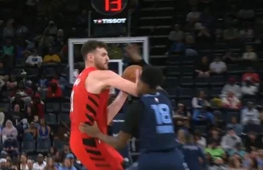 hth体育官网入口-生涯首次被驱逐！杨瀚森队友克林根肘击吃二级恶犯 黯然离场